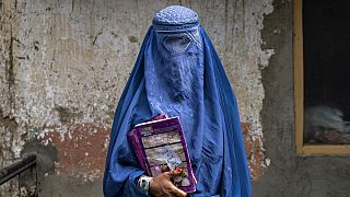 Taliban lösen Frauendemo gewaltsam auf.