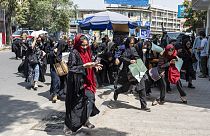 Taliban güçleri başkent Kabil'de protesto gösterisi düzenleyen kadınları dövdü