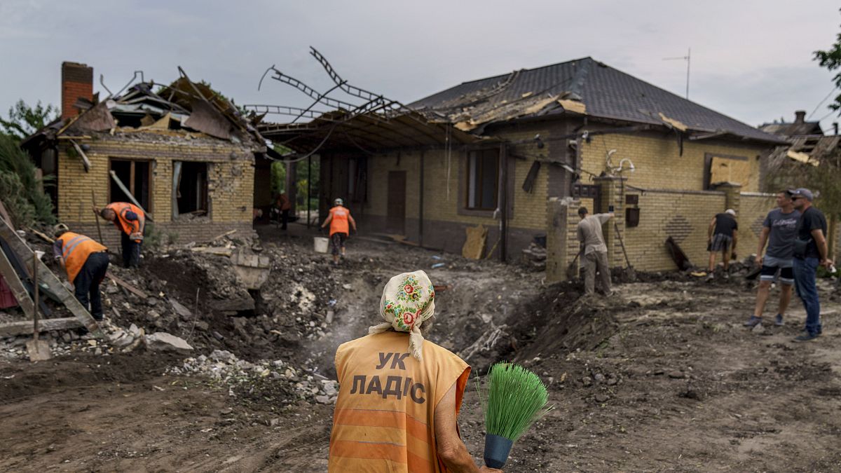 Egy idős munkás egy házra mért rakétacsapás után a kelet-ukrajnai Kramatorszkban, a donyecki régióban, 2022. augusztus 12-én, pénteken.