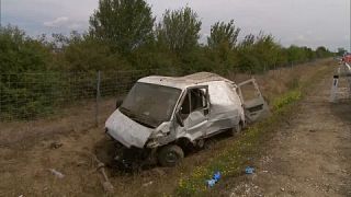 Az összetört kisbusz az osztrák A6-os autópálya egyik lehajtójánál, az árokban 2022. augusztus 13-án.