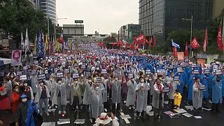 I manifestanti scesi in strada a Seul per chiedere la sospensione delle operazioni militari congiunte con gli Stati Uniti