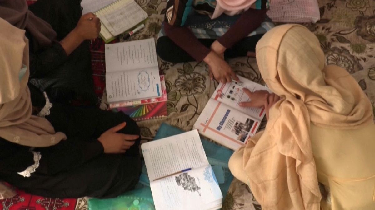 Des salles de classe clandestines accueillent chaque jour des jeunes femmes afghanes. Depuis le retour des Talibans au pouvoir il y a un an, les filles sont privées d'école.