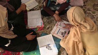 Raparigas afegãs desafiam os Talibãs e a prisão da ignorância
