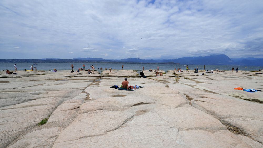 Niente acqua, niente rumore: turisti scioccati dalla contrazione del Lago di Garda