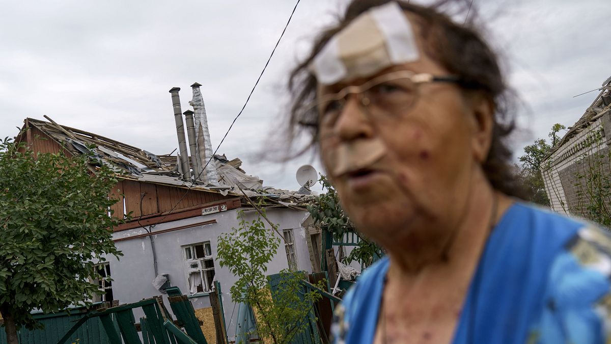 Valentyna Kondratieva, 75 ans, devant sa maison endommagée samedi 13 août 2022, à Kramatorsk