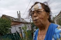 Valentyna Kondratieva, 75 ans, devant sa maison endommagée samedi 13 août 2022, à Kramatorsk