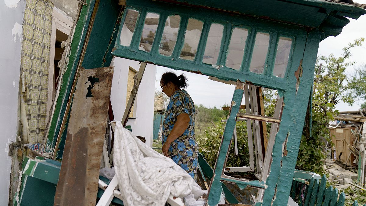 سيدة أوركانية تتفقد الدمار الذي حل بمنزلها جراء القصف الروسي في كراماتورسك في منقطة دونيتسك شرق أوكرانيا