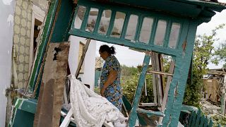 سيدة أوركانية تتفقد الدمار الذي حل بمنزلها جراء القصف الروسي في كراماتورسك في منقطة دونيتسك شرق أوكرانيا