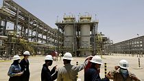 Μηχανικοί της Aramco επιθεωρούν εγκαταστάσεις της εταιρείας στην Σαουδική Αραβία