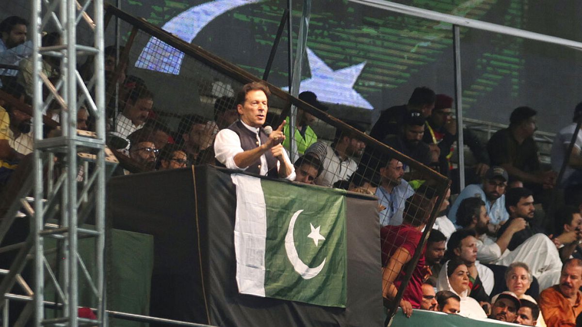 Pakistan Adalet Hareketi (PTI) partisi lideri Han, Lahor'da Ulusal Hokey Stadyumu’nda destekçilerine seslendi
