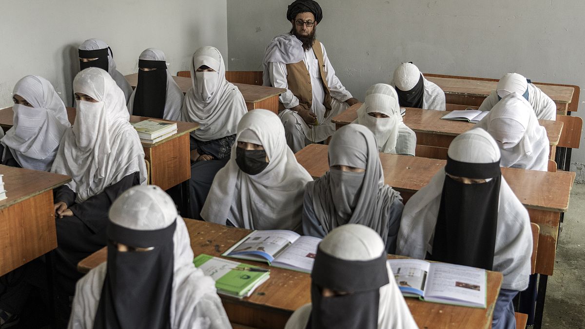 Vallási iskolában tanulnak afgán tinédzser lányok 2022. augusztusában. Általános iskolába 12 éves koruk fölött már nem járhatnak. 