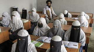 Vallási iskolában tanulnak afgán tinédzser lányok 2022. augusztusában. Általános iskolába 12 éves koruk fölött már nem járhatnak. 