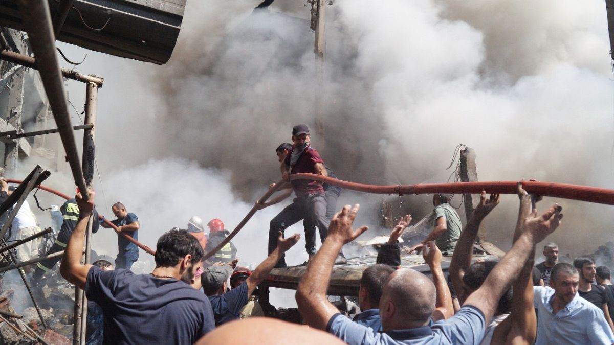 رجال الإطفاء بعد الانفجار في سوق سورمالو في جنوب وسط يريفان، أرمينيا