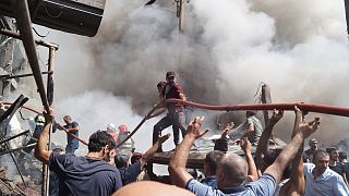 رجال الإطفاء بعد الانفجار في سوق سورمالو في جنوب وسط يريفان، أرمينيا