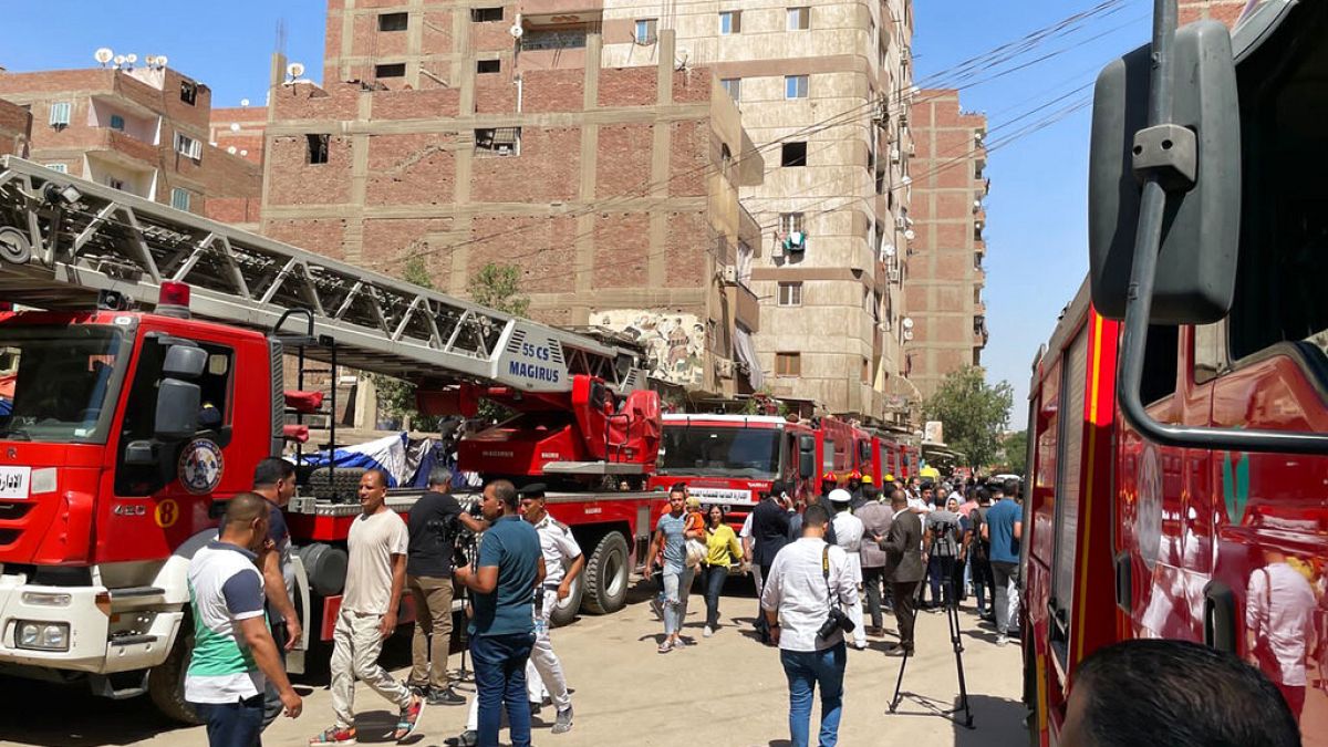 Le personnel d'urgence travaille sur le site d'un incendie à l'église Abu Sefein, au Caire, le 14 août.