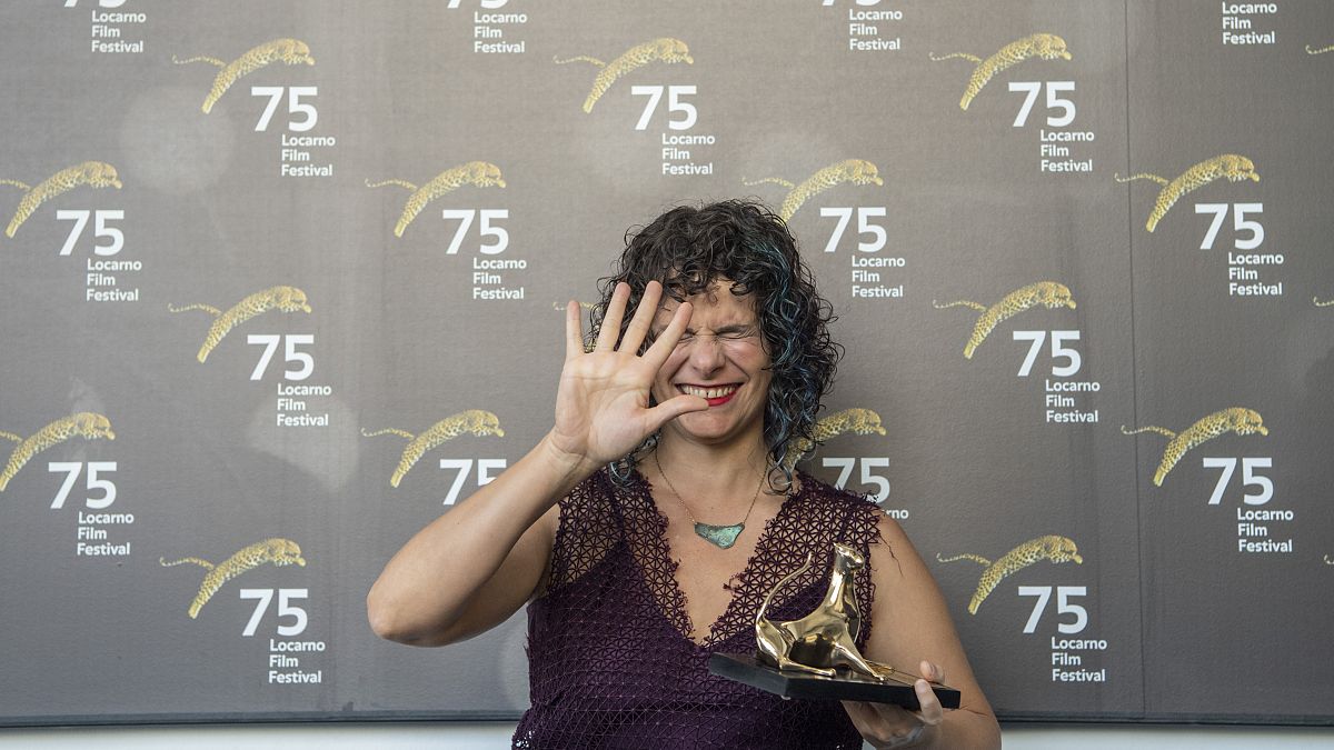 Júlia Murat recebe o Leopardo de Ouro do Melhor Filme, no Festival de Cinema de Locarno, por "Regra 34"