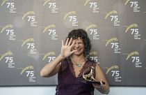 Julia Murat überglücklich mit dem Goldenen Leoparden für "Regra 34"