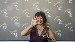 Julia Murat überglücklich mit dem Goldenen Leoparden für "Regra 34"