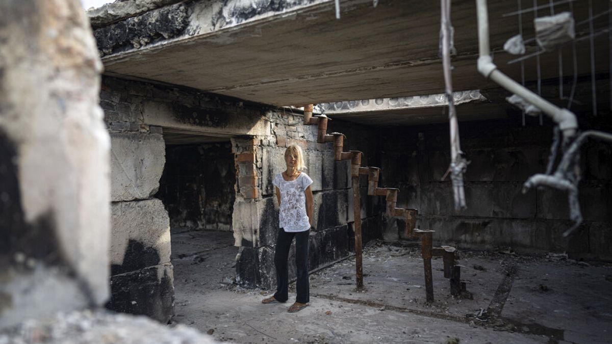 Жанна в своем доме, разрушенном российской бомбардировкой, в селе Новоселовка под Черниговом, Украина, суббота, 13 августа 2022