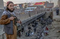 Arquivo- Talibã no topo uma ponte onde centenas de viciados se reúnem em Cabul, Afeganistão