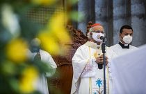El cardenal Leopoldo Brenes celebra una misa al final de la procesión de fieles a la Catedral, en Managua, Nicaragua, el sábado,