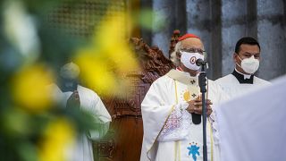 El cardenal Leopoldo Brenes celebra una misa al final de la procesión de fieles a la Catedral, en Managua, Nicaragua, el sábado,