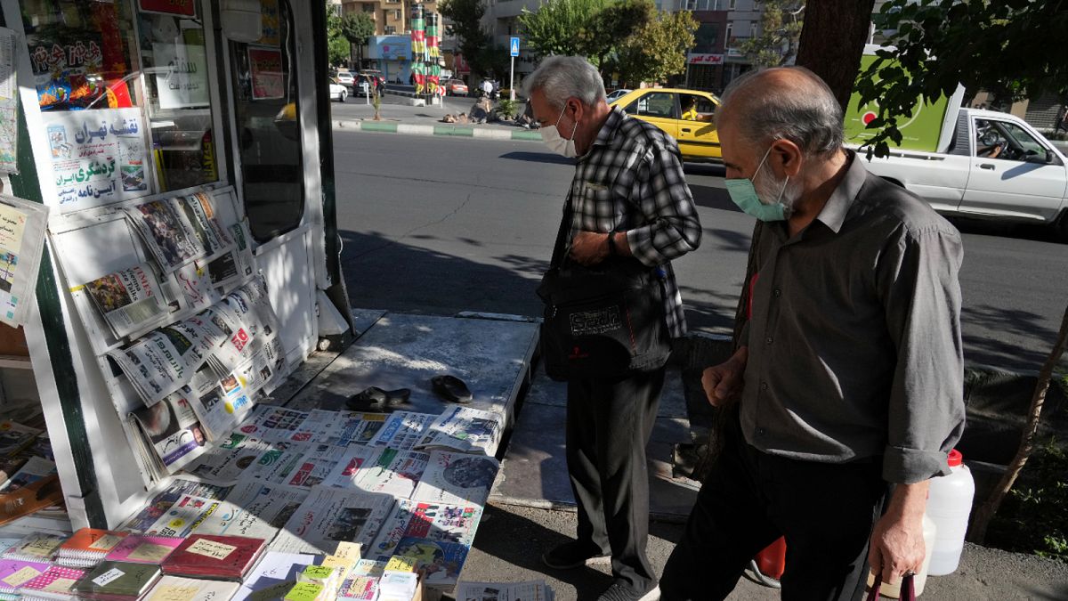 إيرانيون يتفقدون الصحف الإيرانية في طهران