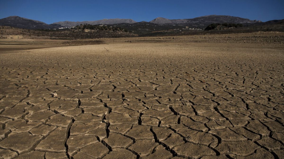 Parte del embalse de la Viñuela, seca y agrietada, por la falta de lluvias en La Viñuela, sur de España