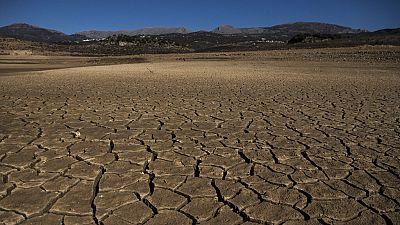 Parte del embalse de la Viñuela, seca y agrietada, por la falta de lluvias en La Viñuela, sur de España