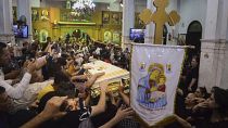 Les familles endeuillées assistent aux funérailles des victimes de l'incendie ayant ravagé une église copte au Caire dimanche 14 août 2022.