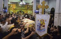 Les familles endeuillées assistent aux funérailles des victimes de l'incendie ayant ravagé une église copte au Caire dimanche 14 août 2022.