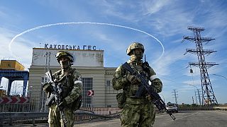 Orosz katonák őrzik a kahovkai vízerőmű bejáratát