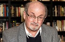 L'auteur Salman Rushdie signe un exemplaire de son nouveau livre "Home" lors d'une séance de dédicace à Londres, mardi 6 juin 2017.