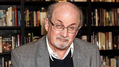 L'auteur Salman Rushdie signe un exemplaire de son nouveau livre "Home" lors d'une séance de dédicace à Londres, mardi 6 juin 2017.