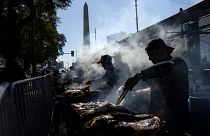Parrilleros asan carne para la venta en un puesto durante un campeonato de asado en Buenos Aires, Argentina, el 14 de agosto de 2022.