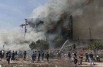 عمال الإطفاء يخمدون النيران التي اشتعلت بعد الانفجار في يريفان