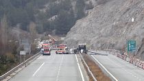 A balesetet szenvedett busz és mentők az autópályán