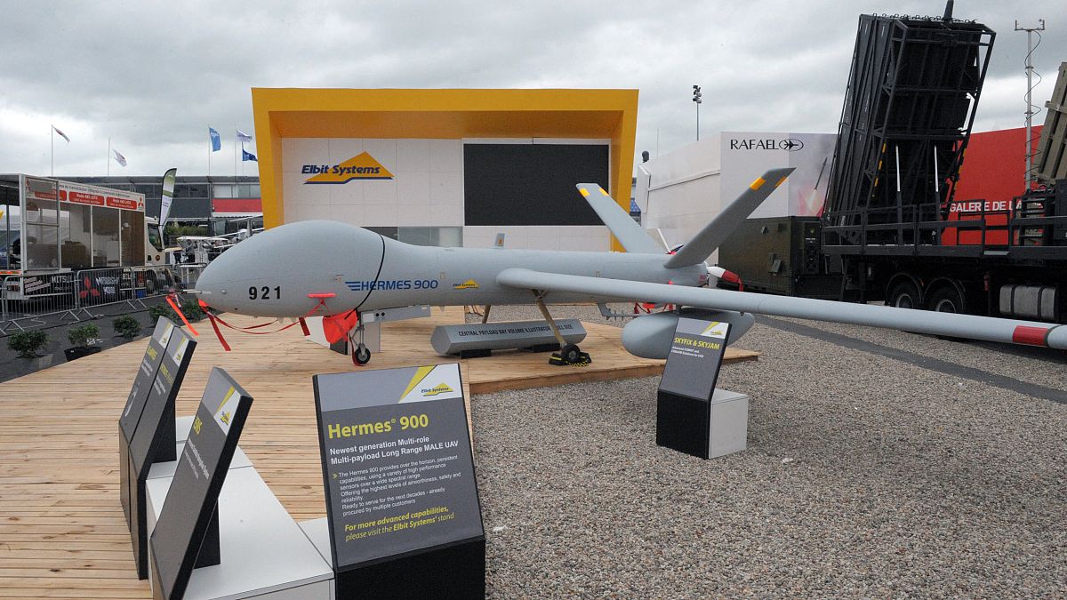 مركبة بدون طيار (UAV) من تصميم الشركة الإسرائيلية "البيت سيستيم"، معروضة بالقرب من باريس، فرنسا، في 23 يونيو 2013