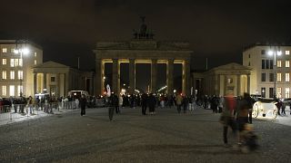La porte de Brandebourg non éclairée à Berlin le samedi 8 décembre 2007, dans le cadre de la campagne "Lumières éteintes" ("Licht aus") pour appeler à l'économie d'énergie