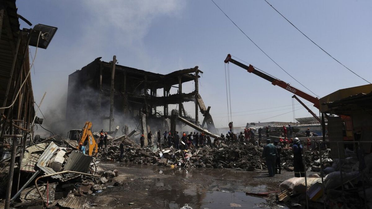 Los destrozos provocados por la explosión de un almacén de fuegos artificiales en un meracdo de Ereván
