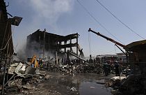 Los destrozos provocados por la explosión de un almacén de fuegos artificiales en un meracdo de Ereván