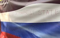 Valaki azt írta fel a Sziget bejáratánál lévő orosz zászlóra, hogy Oroszország egy terroristaállam