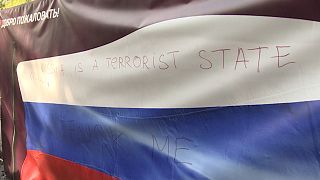 Valaki azt írta fel a Sziget bejáratánál lévő orosz zászlóra, hogy Oroszország egy terroristaállam