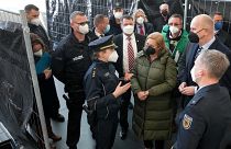 Глава МВД Германии Нэнси Фезер общается с работниками федеральной полиции в центре регистации мигрантов на границе с Польшей