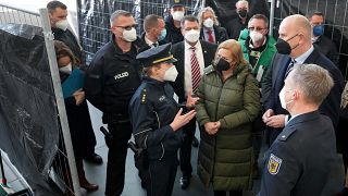 Глава МВД Германии Нэнси Фезер общается с работниками федеральной полиции в центре регистации мигрантов на границе с Польшей