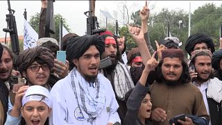 عناصر حركة طالبان تحتفل بمرور عام على عودتها إلى السلطة