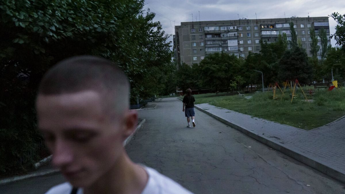 Roman Kovalenko, 19 anos, esquerda, afasta-se após visitar o seu amigo Oleksandr Pruzhyna, 18 anos, em Kramatorsk, região de Donetsk, Ucrânia