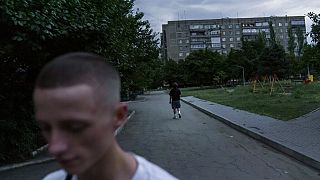Roman Kovalenko, 19 anos, esquerda, afasta-se após visitar o seu amigo Oleksandr Pruzhyna, 18 anos, em Kramatorsk, região de Donetsk, Ucrânia