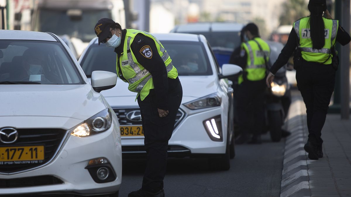 عناصر من اشرطة الإسرائيلية عند إحدى نقاط التفتيش وسط مدينة تل أبيب، 10 يناير 2021.