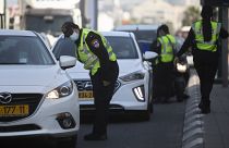 عناصر من اشرطة الإسرائيلية عند إحدى نقاط التفتيش وسط مدينة تل أبيب، 10 يناير 2021.